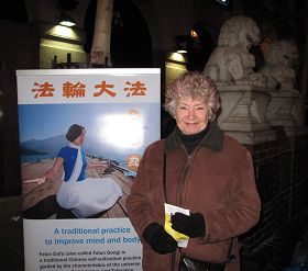 希瑟﹒斯諾女士在倫敦唐人街看到法輪大法