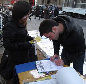 來自肯特市政府的麥基在簽名支持法輪功反迫害