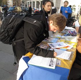 中學生奧凱艾耶斯在簽名支持法輪功反迫害