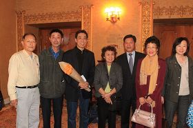 關貴敏先生的華人歌迷們守候劇院門前，特地為關先生送上鮮花，祝賀演出圓滿成功。左二起為高建先生、關貴敏先生、齊家貞女士、阮傑先生等。