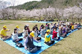 '日本廣島法輪功學員集體煉功'