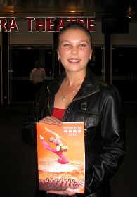 在迪斯尼的音樂舞劇《美女與野獸》中擔任領舞，來自南非的娃斯特伊薩（Mia