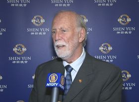 奧克蘭交響樂團前指揮、作曲家蓋瑞﹒達文尼（Gary