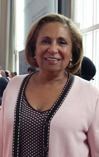 '美國最大的非洲裔商業廣播電視公司總裁凱瑟琳．休斯（Cathy Hughes）'