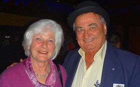 '時代週報老闆兼主編John Booth與太太'