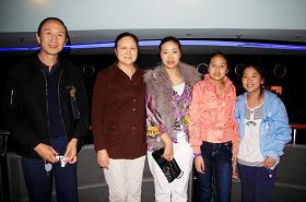 '林先生、段女士和年年看神韻的朋友楊女士及其女兒'