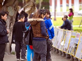 大陸觀光客駐足觀看法輪大法弘傳世界圖片展