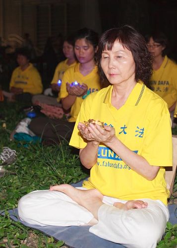 '圖：法輪功學員鳳芳在二零一三年七月二十日，參加了在高雄明誠公園舉行的「七•二零燭光悼念會」，悼念因堅持信仰真、善、忍被中共迫害致死的法輪功學員。'