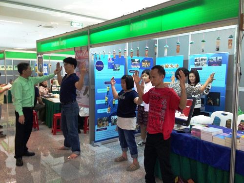 '民眾現場學煉法輪功'
