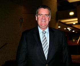 澳洲聯邦參議員馬克•芬那（Mark