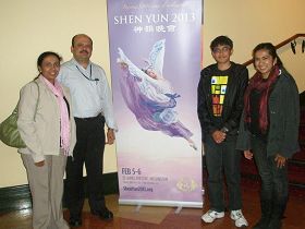 '祖籍是印度的新西蘭住房部官員迪克西特及友人觀看了演出'