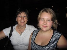 '驅車六小時的菲奧娜愛爾蘭女士和女兒'