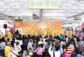 腰鼓隊表演吸引大批民眾駐足觀賞