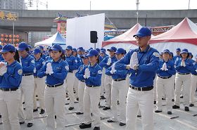 天國樂團指揮劉宇晨（前）