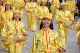 佳逸（前）的先生和父母都是法輪功學員，遵循「遇到矛盾向內找」的法理，家人之間減少很多摩擦。