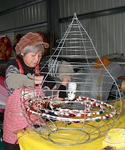六十六歲的葉女士全心全意做好花燈