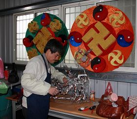 法輪功學員製作花燈時神情專注
