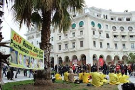 '在薩洛尼卡市中心的亞理斯多德廣場演示法輪功功法'