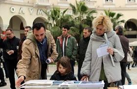 '亞理斯多德廣場上，人們主動來了解法輪功真相'