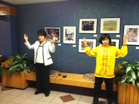 法輪功學員們在人權日活動上的功法展示