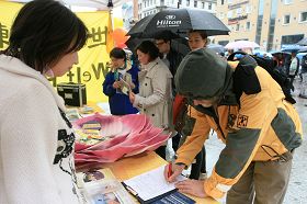 民眾簽名制止中共迫害法輪功