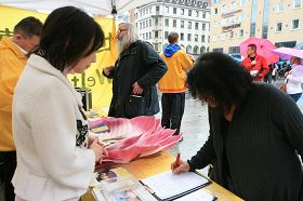 民眾簽名制止中共迫害法輪功