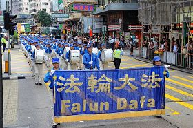 '浩浩蕩蕩的遊行隊伍由天國樂團前導，吸引道路兩側的廣大民眾紛紛拍照。'