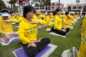 '法輪功學員在聖塔莫妮卡海灘集體煉功'