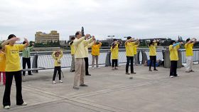 '波特蘭法輪功學員集體煉功'