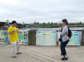 '法輪功學員在教授功法'