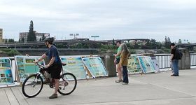 '在真相展板前駐足的路人'