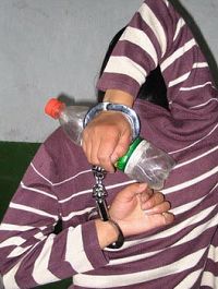 '圖2：酷刑演示：「背劍」'