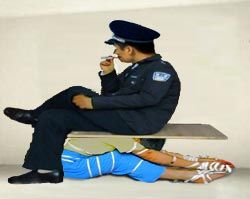 中共酷刑示意圖：木板壓頭