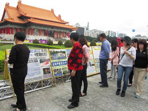 圖2-3：主場周邊排列的真相照片，幫助人們了解法輪功洪傳世界盛況、以及中共殘酷迫害的真相，許多明白真相的中國人把握良機辦三退。