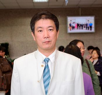 圖2：剛得法三個月的吳朝賢戒煙、戒酒、戒檳榔，要在修煉上奮起直追。