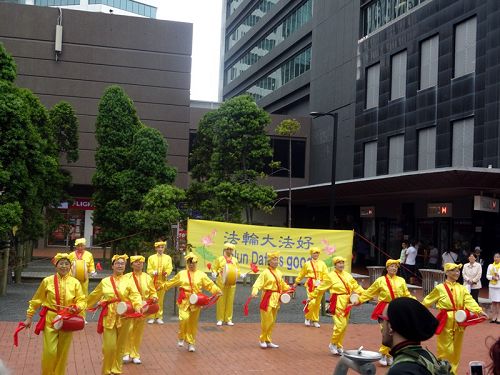 圖5：部份腰鼓隊的法輪功學員還表演了腰鼓，很多民眾鼓掌照相