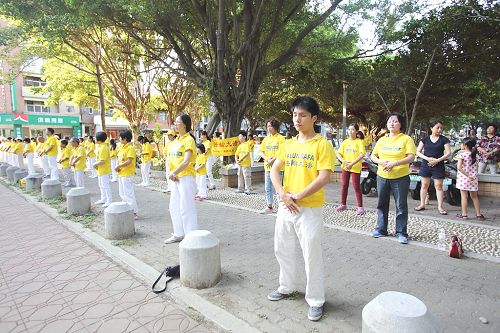 圖7：人潮多的地點，有法輪功學員功法演示和免費義務教功，圖為中央公園