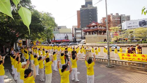 圖8：人潮多的地點，有法輪功學員功法演示和免費義務教功，圖為東門圓環