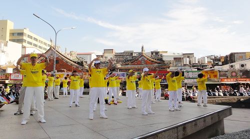 圖9：人潮多的地點，有法輪功學員功法演示和免費義務教功，圖為城隍廟林森路