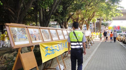 圖11：警察先生關注正法之路圖片展之「法輪功洪傳的照片」