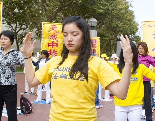 圖2-4：法輪功學員在舊金山聯合國廣場集體煉功