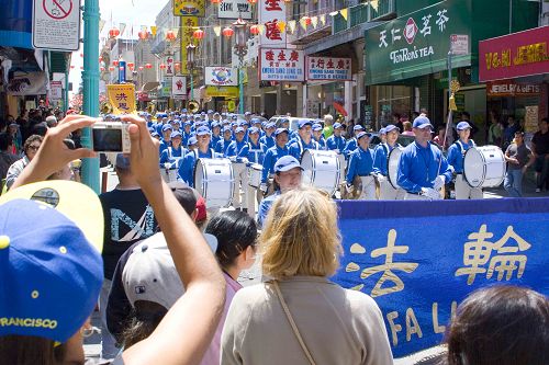 圖11-13：法輪功學員的隊伍經過中國城