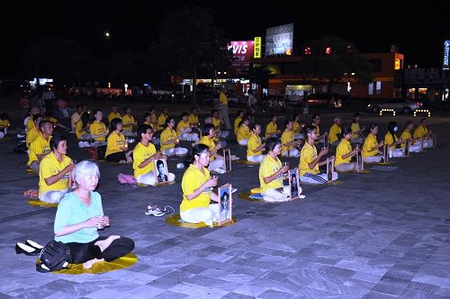 圖1-2：花蓮法輪功學員在火車站前廣場集會及燭光夜悼