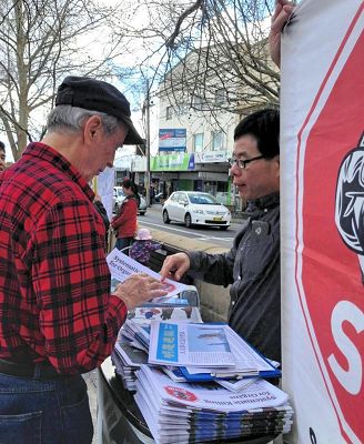 圖1：Campsie民眾主動簽名反迫害，並詢問法輪功學員：我能為你們做甚麼？