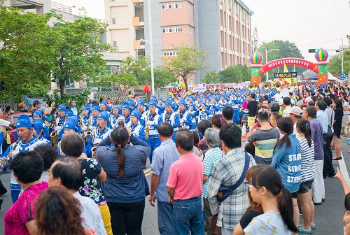 圖2：為了淨化人心，主辦單位特別邀請法輪大法天國樂團引領彩妝遊行隊伍，同時在舞台上演奏，主辦單位表示對淨化人心很有幫助