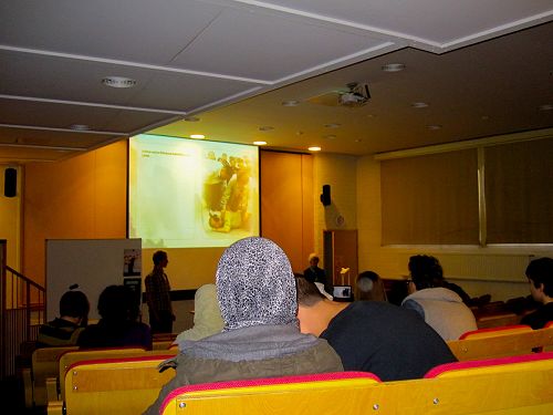 圖：法輪功學員在芬蘭的阿波羅中學（APOLLON YHTEISKOULU）校園內會議室，給該校師生講述法輪功的真相