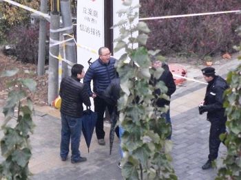 法庭外邊的便衣警察