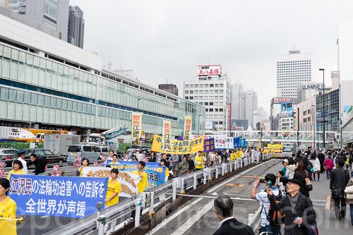 圖3：法輪功學員在新宿鬧市區舉行聲援訴江遊行