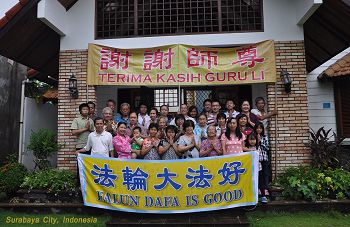 印尼泗水大法弟子恭祝師尊過年好