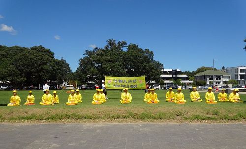 新西蘭奧克蘭的法輪功學員在著名景點米慎灣（Mission Bay）海灘集體煉功，展現大法的美好。